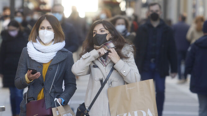 Dos mujeres caminan con bolsas de compra por el Centro de Córdoba.