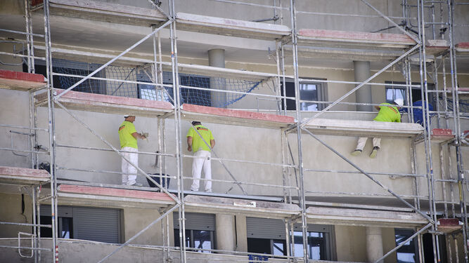 Obreros de la construcción trabajan en una promoción en Cádiz.