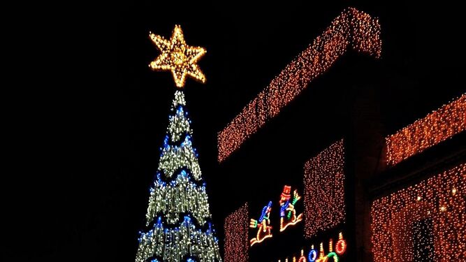 Árbol de Navidad en la plaza de la Constitución de Villa del Río.