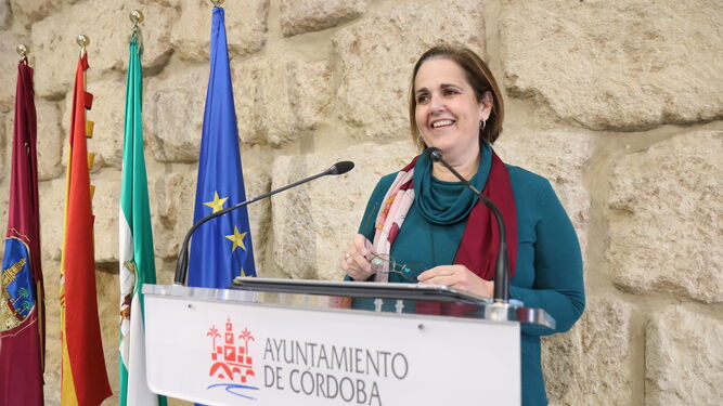 La delegada de Reactivación Económica e Innovación en la sala de prensa  del Ayuntamiento de Córdoba.