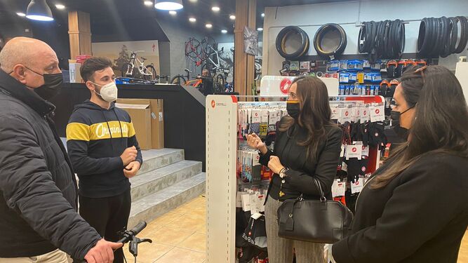 Visita de Vox a la tienda de bicicletas asaltada en Córdoba.