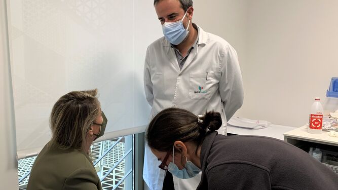 Una enfermera realiza una prueba cutánea de alergia a una paciente en consulta del doctor García Núñez.