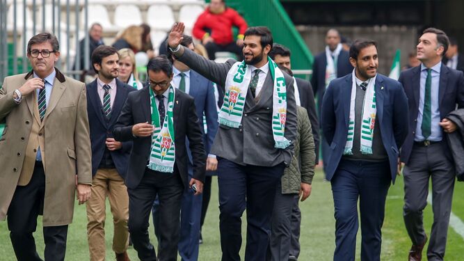 El presidente del Córdoba CF, Abdulla Al-Zain, saluda a los aficionados, en su primera visita a El Arcángel, en 2019.