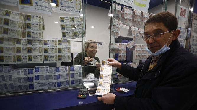 La lotera Amparo Ruiz vende varios cupones en administración número 28 del centro comercial Zoco.