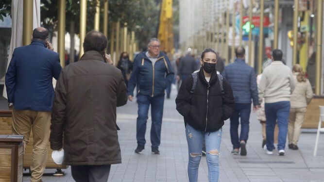 Varias personas caminan por la calle Cruz Conde de Córdoba.