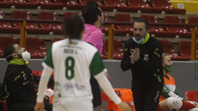 Juanma Cubero anima a sus jugadoras durante un encuentro de esta temporada.