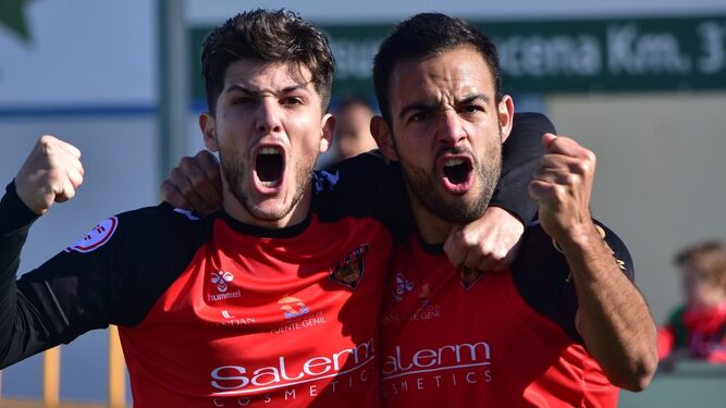Brian Triviño y Carlos Cuenca se abrazan tras el primer gol del Salerm Puente Genil al Xerez CD.