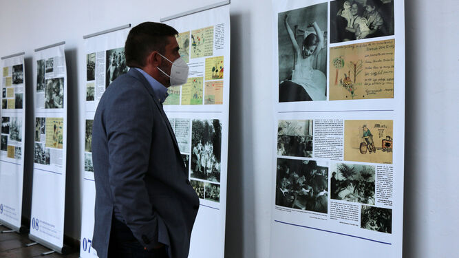 El diputado Ramón Hernández observa una de las obras de la muestra.