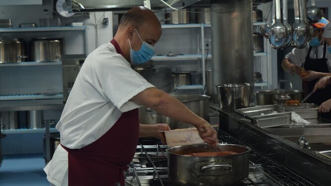 El cocinero del catering Saborea Mediterránea de Fepamic elaborando los menús.