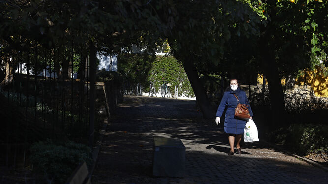 Una mujer camina por los jardines de Colón.