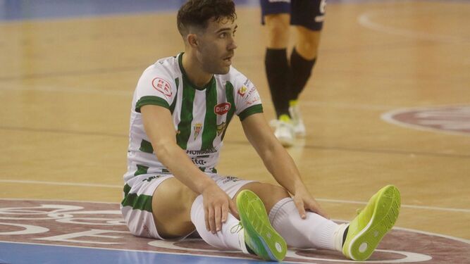 Saura se duele de un golpe en un partido del Córdoba Futsal del presente curso.
