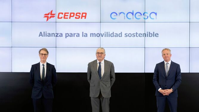 Endesa y Cepsa desarrollarán una red de recarga ultrarrápida en carretera