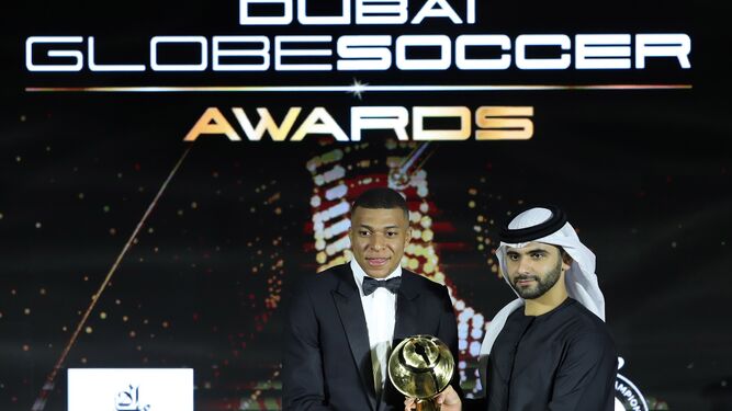 Mbappé, recogiendo el galardón en los Globe Soccer Awards