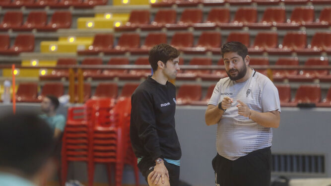 Josan González dialoga con Pablo del Moral durante un entrenamiento.