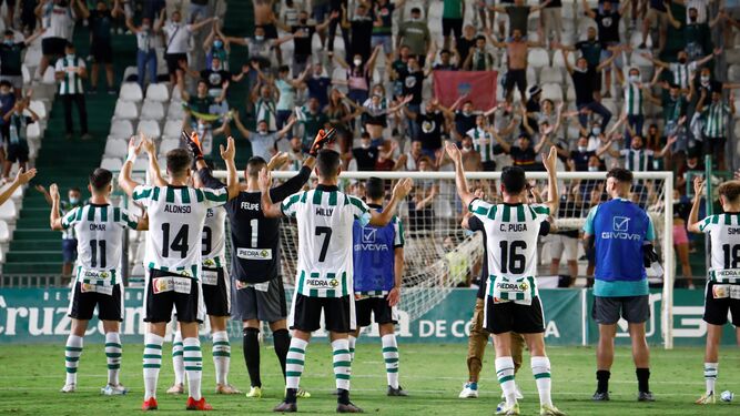 Los jugadores del Córdoba CF celebran un triunfo en El Arcángel con sus aficionados.