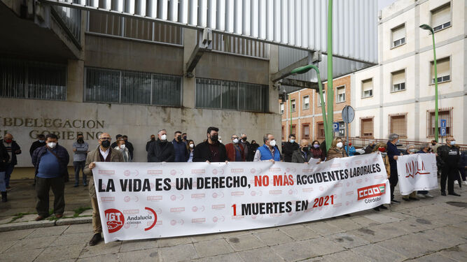 Concentración de los sindicatos tras la primera muerte en accidente laboral en Córdoba en 2021.