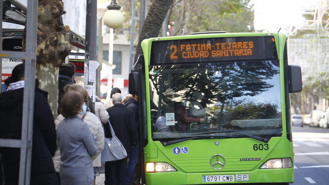 Usuarios suben a un autobús durante la primera jornada de huelga.