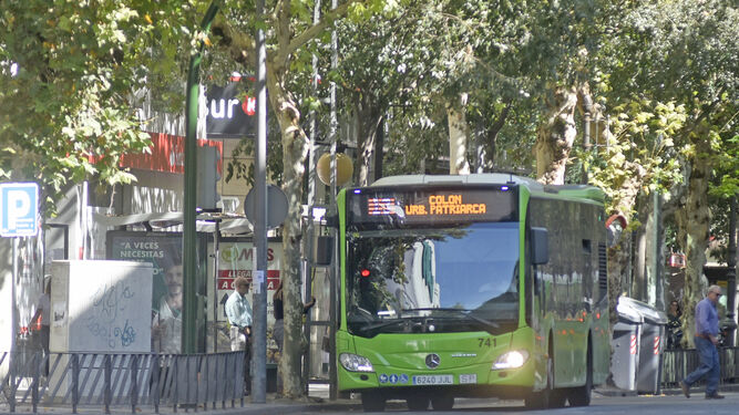 Un autobús de Aucorsa circula por el centro de la ciudad.