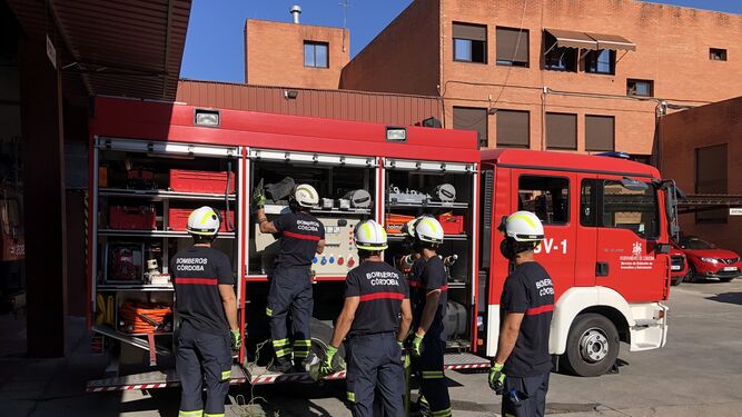Los bomberos de Córdoba revisan el material.