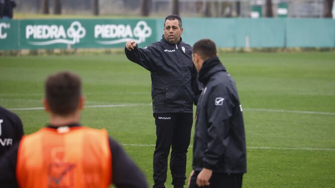 Germán Crespo da órdenes durante un entrenamiento.
