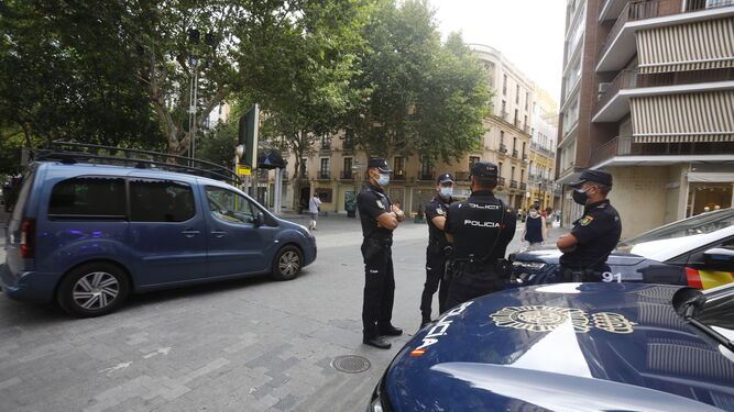 Patrullas policiales en el centro de Córdoba.