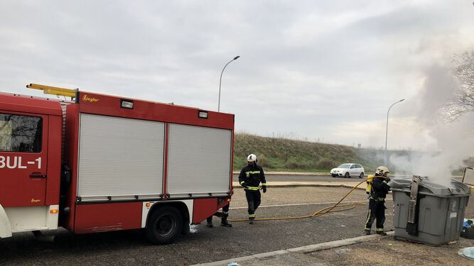 Los bomberos de Córdoba extinguen un fuego en un contenedor.