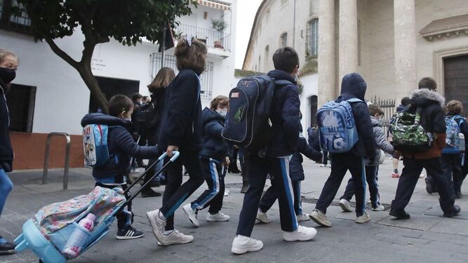 Un grupo de alumnos accede a un colegio de la capital cordobesa.