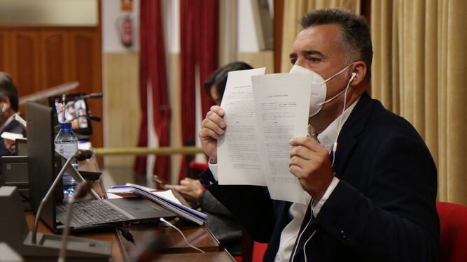 Manuel Torrejimeno muestra una documentación en un pleno en Capitulares.
