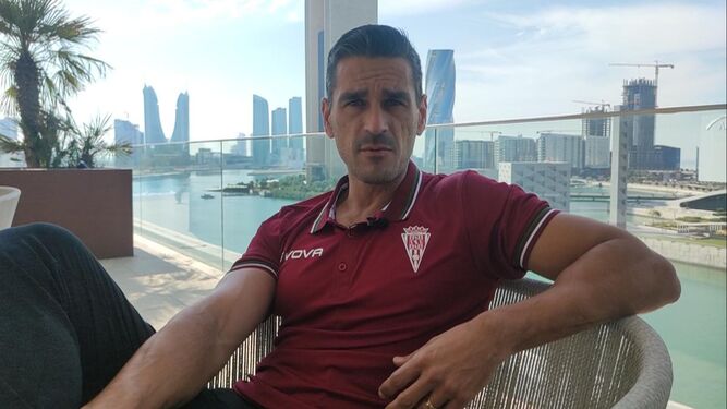 Juanito posa en el hotel concentración del Córdoba CF en Manama.