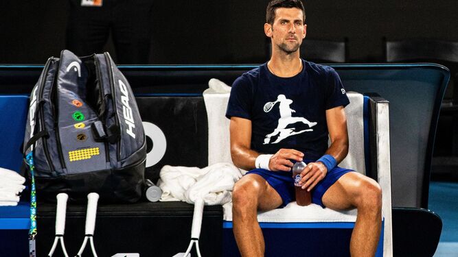 Djokovic descansa en un entrenamiento en Melbourne.