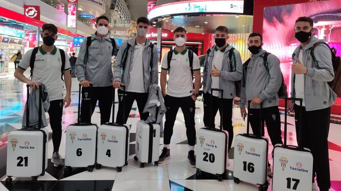 Varios jugadores del Córdoba CF, en el Aeropuerto Internacional de Dubái en su viaje de ida a Bahréin.
