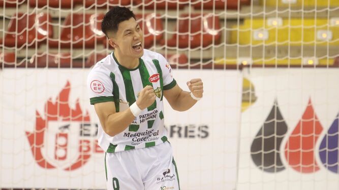 Shimizu celebra un gol del Córdoba Patrimonio de la Humanidad en Vista Alegre.