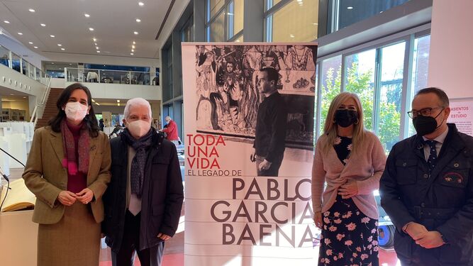 Familiares de Pablo García Baena y Patricia del Pozo en la inauguración de la muestra.