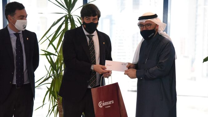 Jesús Coca, junto a Khalif Mohamed Najibi, presidente de la Cámara de Comercio de Bahréin.