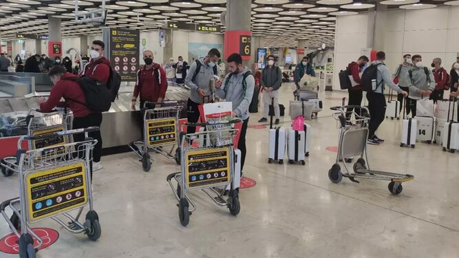 La expedición del Córdoba CF recoge sus maletas tras llegar a Madrid.