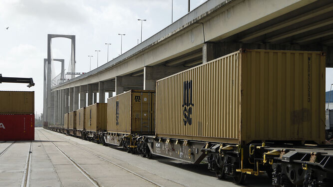 Uno de los convoys de mercancías del Puerto de Sevilla en la terminal de contenedores.