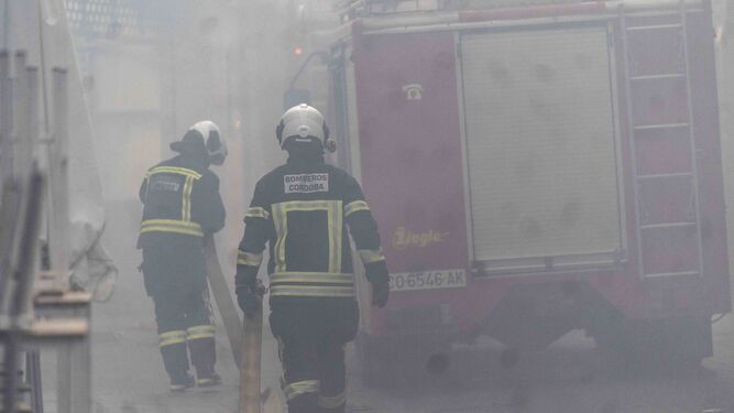 Los bomberos actúan durante un incendio.