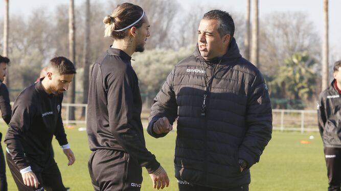 Germán Crespo dialoga con Dragisa Gudelj durante el entrenamiento de este miércoles.