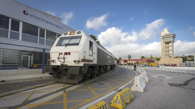 Un tren con contenedores en el puerto de Algeciras, donde creció la importación y exportación en 2021.