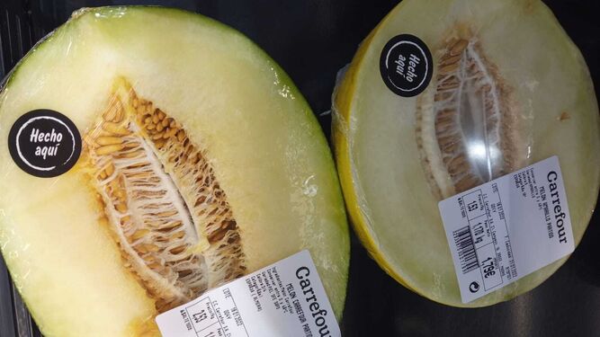 Presuntos melones almerienses en invierno en un lineal de supermercado.