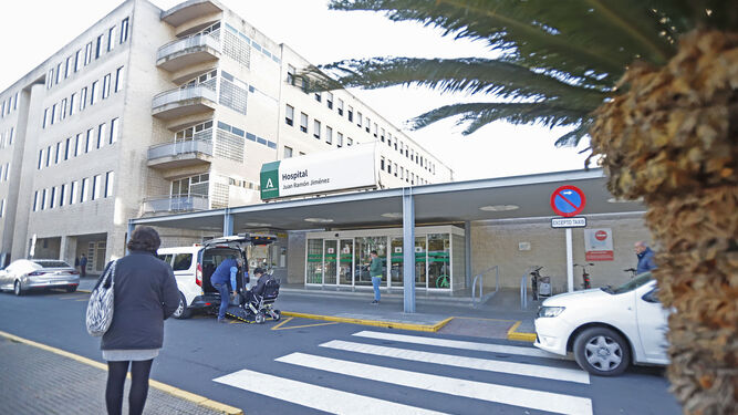 Entrada del Hospital Juan Ramón Jiménez en Huelva