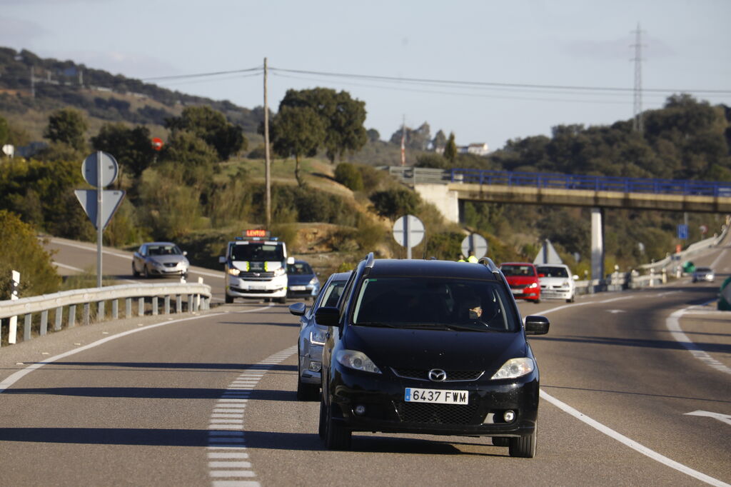 Las fotograf&iacute;as de la marcha lenta entre C&oacute;rdoba y Badajoz para exigir la autov&iacute;a A-81