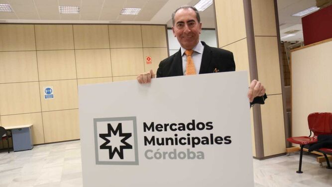 Antonio Álvarez muestra la nueva imagen de los mercados municipales de Córdoba.