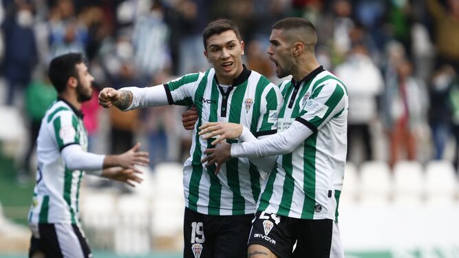 Adrián Fuentes festeja junto a Julio Iglesias y Puga su primer gol al Xerez DFC.