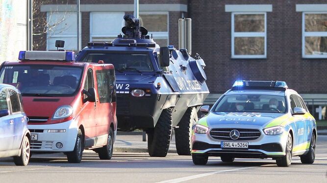 La policía alemana y el ejército se acercan al lugar de los hechos