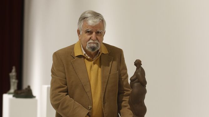 Paco Luque posa con una escultura en la sala de exposiciones del Teatro Cómico.