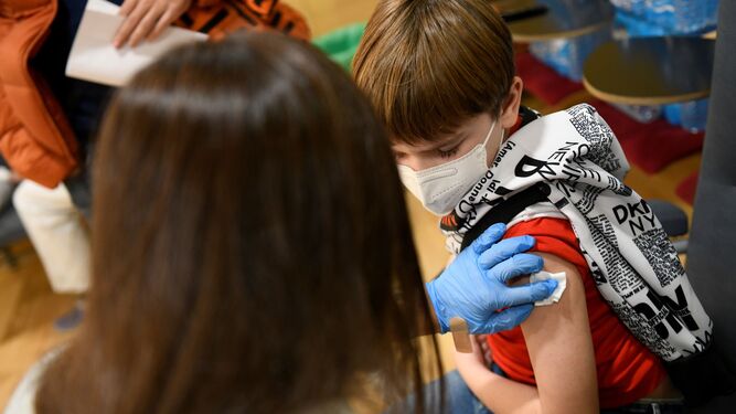 Un menor recibe la vacuna.