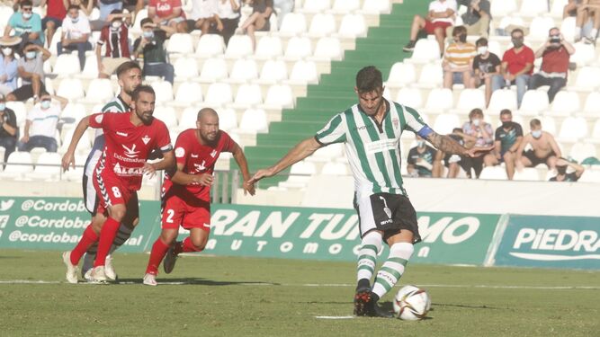 Willy ejecuta un penalti en el último encuentro del Córdoba CF ante el Don Benito en El Arcángel.