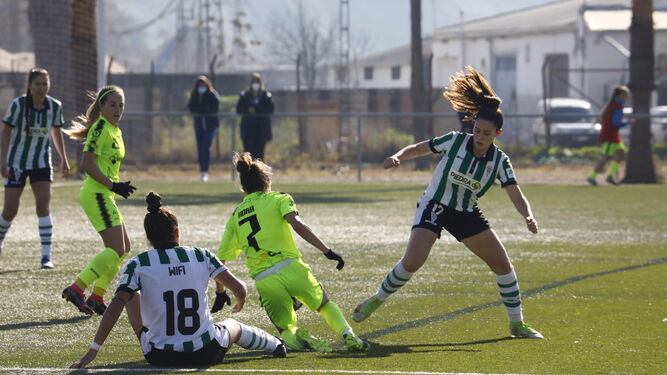 Disputa de balón en el duelo entre el Córdoba Femenino y el Pozoalbense.