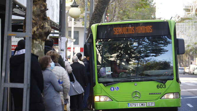 Un autobús de Aucorsa durante la pasada jornada de huelga.